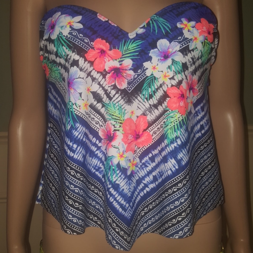 Floral swim top!! Beautiful 💕💕💕